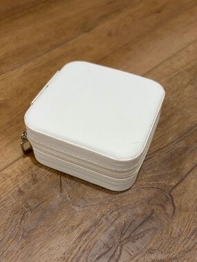 NEW🦢Compact Cream Square Jewelry Travel Case